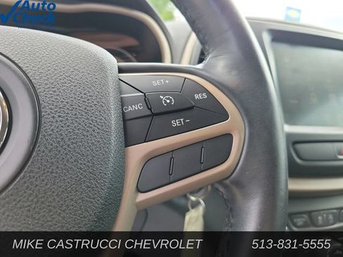 Used 2017 Jeep Cherokee Latitude w/ Cold Weather Group AWD/4WD image 21