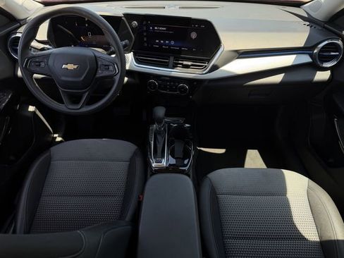 Used 2025 Chevrolet Trax LT FWD image 11