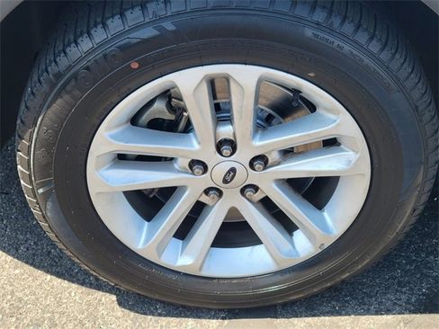 Used 2017 Ford Explorer XLT w/ Equipment Group 202A image 9