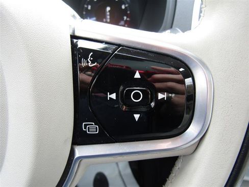 Used 2018 Volvo XC90 T5 Momentum w/ Convenience Package image 18