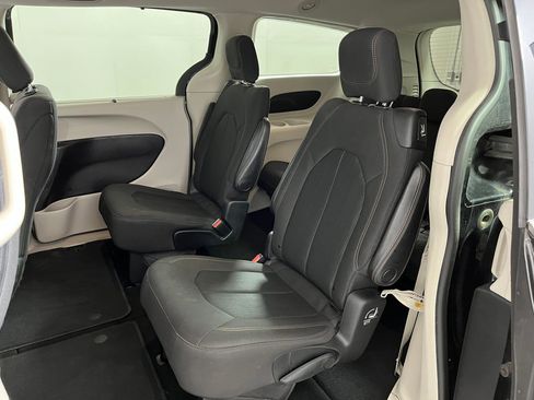 Used 2019 Chrysler Pacifica Touring Plus image 12