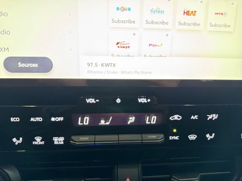 Used 2023 Toyota bZ4X Limited image 17