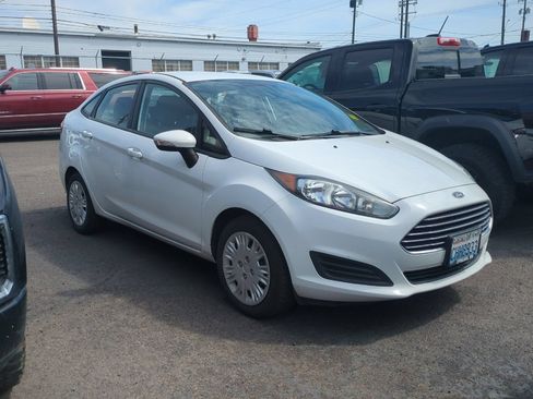 Used 2014 Ford Fiesta SE FWD image 2