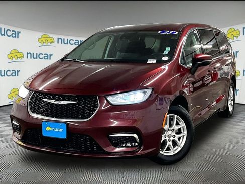 Used 2023 Chrysler Pacifica Touring-L FWD image 3