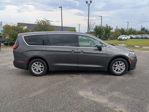 Used 2023 Chrysler Pacifica Touring-L FWD image 2
