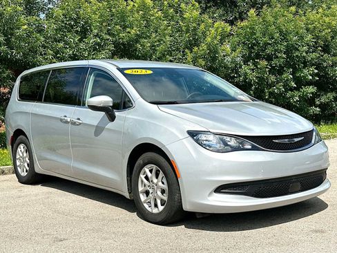 Used 2023 Chrysler Voyager LX FWD image 8