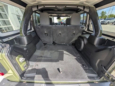 Used 2024 Jeep Wrangler Unlimited Rubicon w/ Capability Package image 13