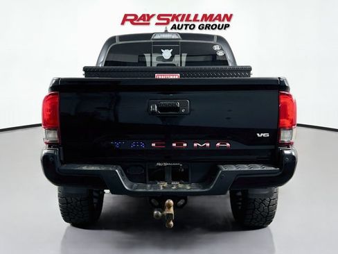 Used 2018 Toyota Tacoma TRD Off-Road AWD/4WD image 6