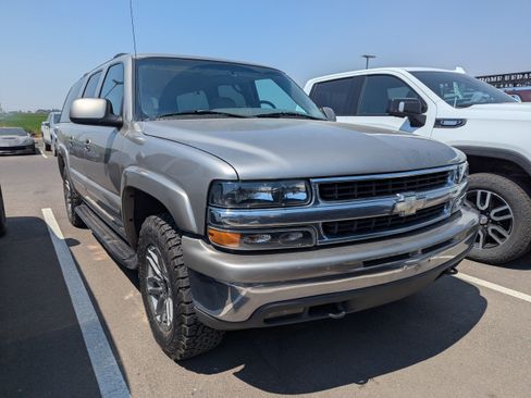 Used 2001 Chevrolet Suburban LT w/ LT Preferred Equipment Group AWD/4WD image 2