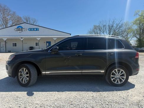 Used 2013 Volkswagen Touareg Sport image 2