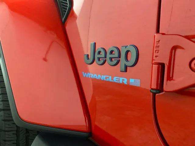 Used 2025 Jeep Wrangler Unlimited Sahara w/ Safety Group AWD/4WD image 96