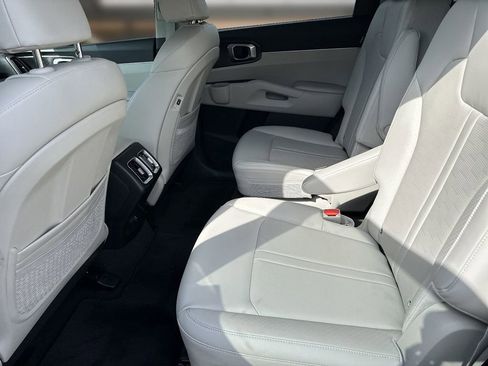 Used 2024 Kia Sorento EX w/ Panoramic Sunroof Package image 12