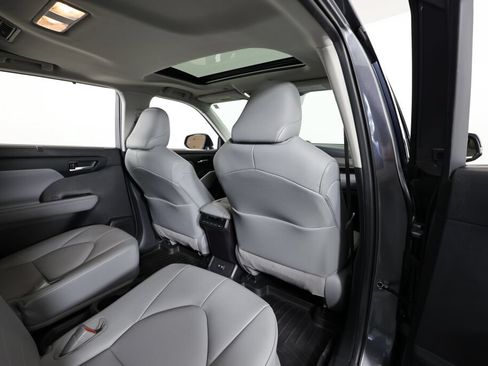Used 2021 Toyota Highlander XLE AWD/4WD image 20