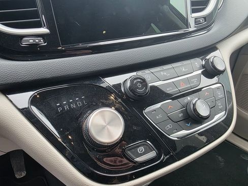 Used 2023 Chrysler Pacifica Touring-L FWD image 15