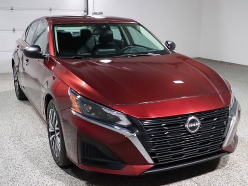 Used 2024 Nissan Altima 2.5 SV FWD image 5