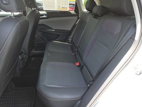 Certified 2024 Volkswagen Taos SE FWD image 12