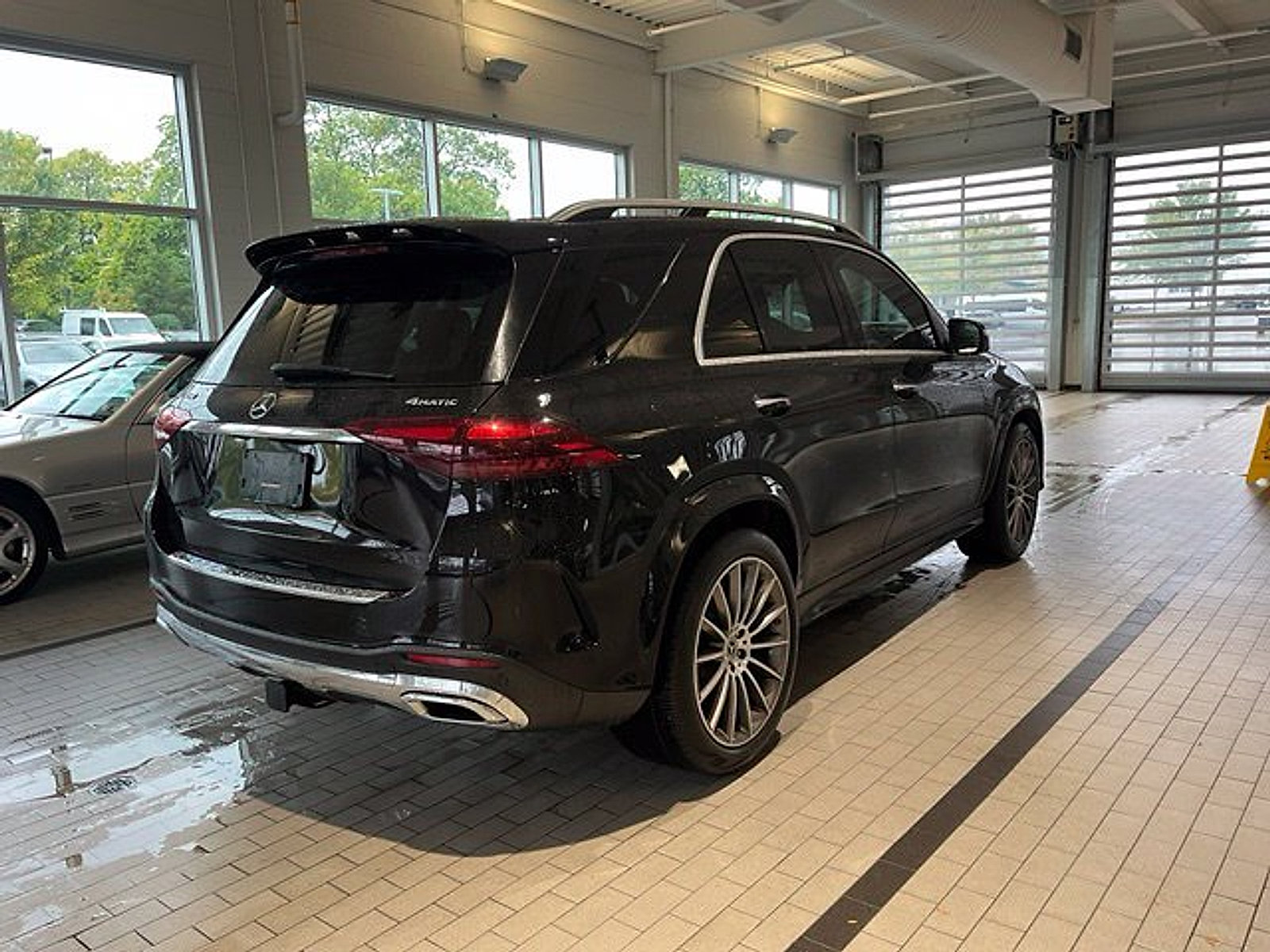 Used 2024 Mercedes-Benz GLE 450 4MATIC image 9