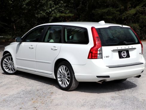 Used 2011 Volvo V50 T5 image 28
