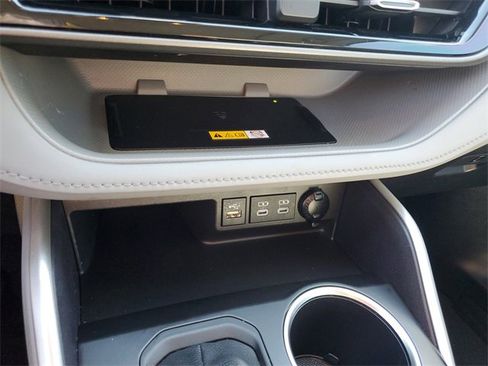 Used 2023 Toyota Highlander XLE image 23