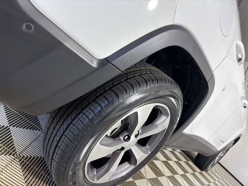 Used 2021 Jeep Cherokee Limited image 35