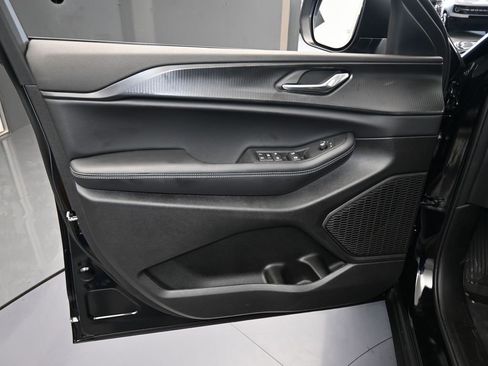 Used 2025 Jeep Grand Cherokee Laredo image 12