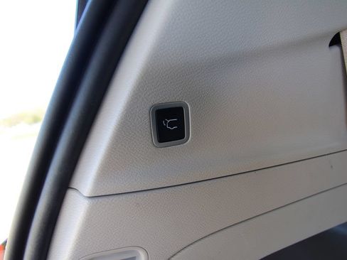 Used 2024 Chrysler Pacifica Touring-L FWD image 33