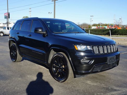 Used 2017 Jeep Grand Cherokee Altitude image 3