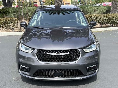 Used 2023 Chrysler Pacifica Touring-L image 15