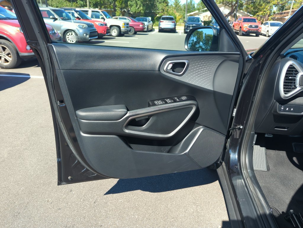 Used 2025 Kia Soul LX FWD image 20