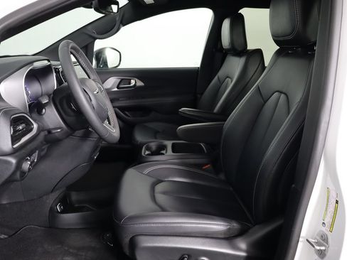 Used 2025 Chrysler Pacifica Select AWD/4WD image 7
