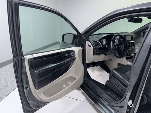 Used 2019 Dodge Grand Caravan SXT image 10
