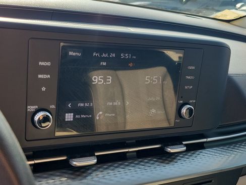 Used 2022 Kia Carnival LX FWD image 23