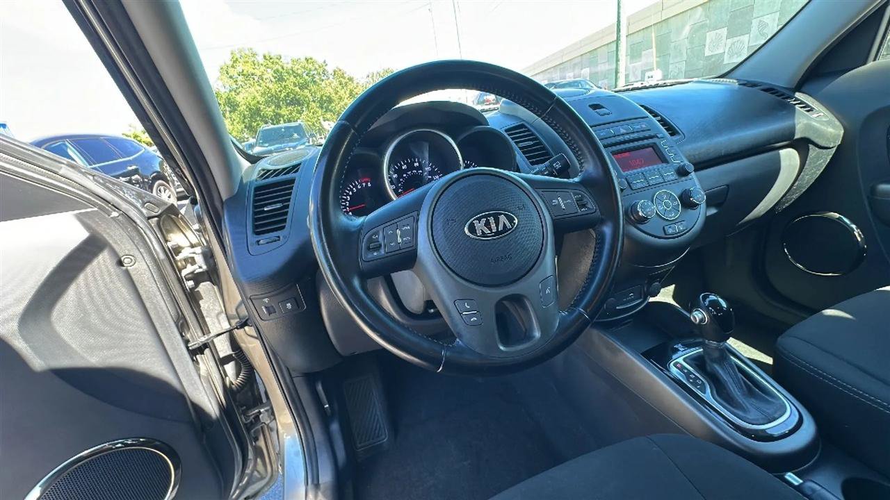 Used 2013 Kia Soul + FWD image 39