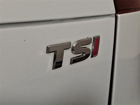 Used 2018 Volkswagen Tiguan SEL image 32