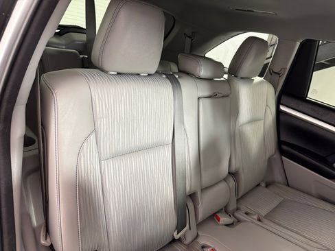 Used 2017 Toyota Highlander Plus FWD image 20