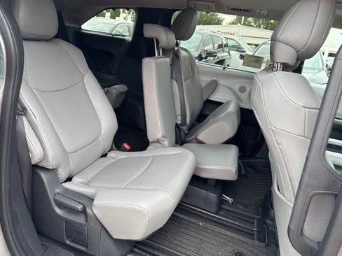 Used 2026 Toyota Sienna XLE FWD image 17