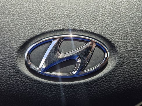 Certified 2025 Hyundai Venue Limited FWD image 28