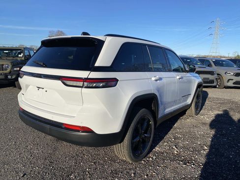 New 2025 Jeep Grand Cherokee Laredo image 3
