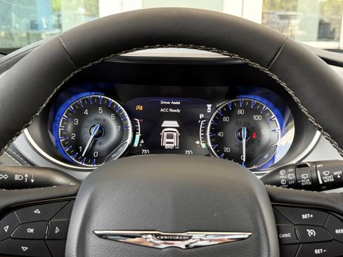 Used 2025 Chrysler Pacifica Limited FWD image 41