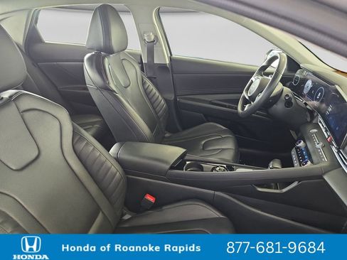 Used 2025 Hyundai Elantra Limited FWD image 17