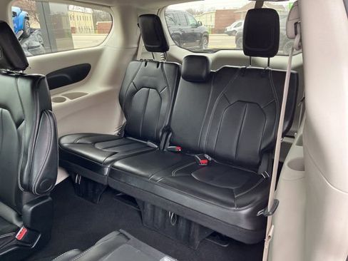 Used 2024 Chrysler Pacifica Touring-L image 25