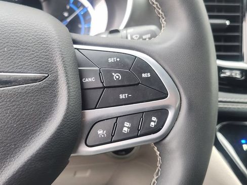 Used 2023 Chrysler Pacifica Touring-L FWD image 24