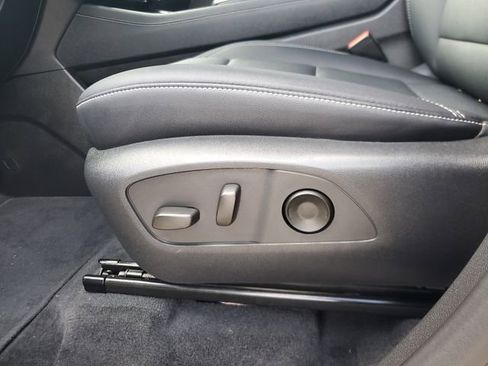 Used 2025 Chevrolet Traverse LT w/ Midnight/Sport Edition FWD image 16