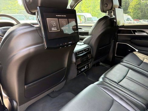Used 2025 Jeep Wagoneer Series III w/ Premium Group I AWD/4WD image 9