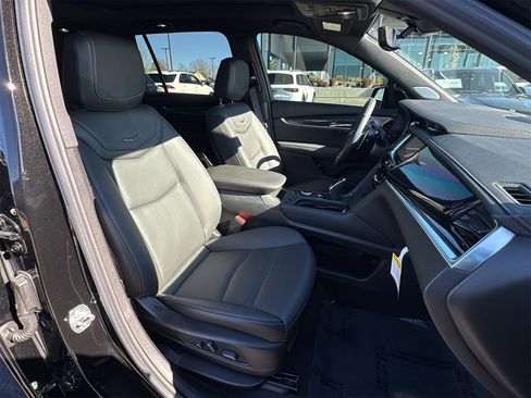 Used 2025 Cadillac XT6 Sport w/ Technology Package image 24