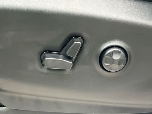 Used 2024 Chrysler Pacifica Touring-L FWD image 12