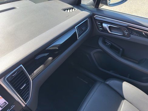 Used 2018 Porsche Macan image 18