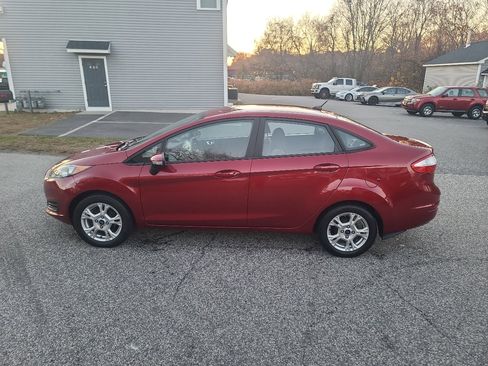 Used 2015 Ford Fiesta SE image 4