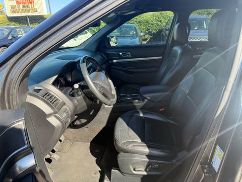Used 2018 Ford Explorer XLT w/ Equipment Group 202A FWD image 7