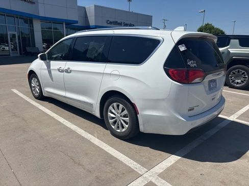 Used 2018 Chrysler Pacifica Touring-L FWD image 3
